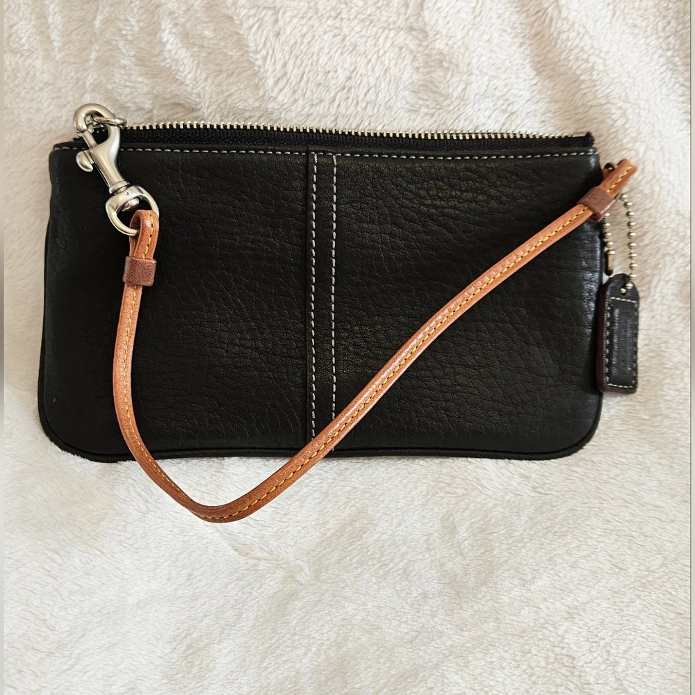 Coach pebble leather blk/tan boho style wristlet NWOT. - Picture 2 of 5